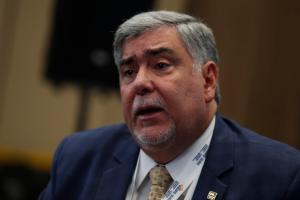 El presidente de la Federación Nacional de Cámaras de Industria del Ecuador y presidente pro tempore del CEIB, Francisco Jarrín, habla durante una entrevista con EFE en Cuenca (Ecuador). EFE/ Carlos Durán Araújo