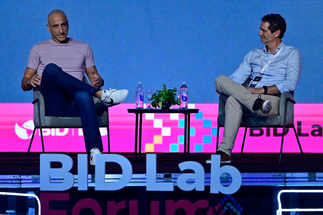 El exbasquetbolista argentino Emanuel Ginóbili (i) y Mariano Mayer, cofundador y socio director de Newtopia VC, participan en la segunda jornada del BID Lab Forum, en el marco de la Plenaria 8 "Fireside chat con Manu Ginobili", en Buenos Aires (Argentina). EFE/ Matias Martin Campaya