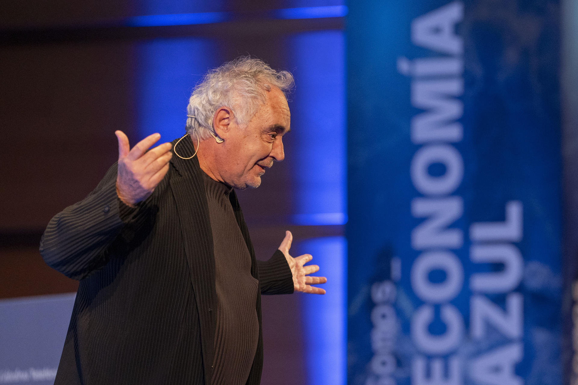 El cocinero Ferrán Adriá durante su intervención en el Blue Zone Forum - Innovazul 2024, encuentro sobre economía azul promovido por la Zona Franca y la Universidad de Cádiz, que se desarrolla en el Palacio de Congresos de Cádiz. EFE/ Román Ríos