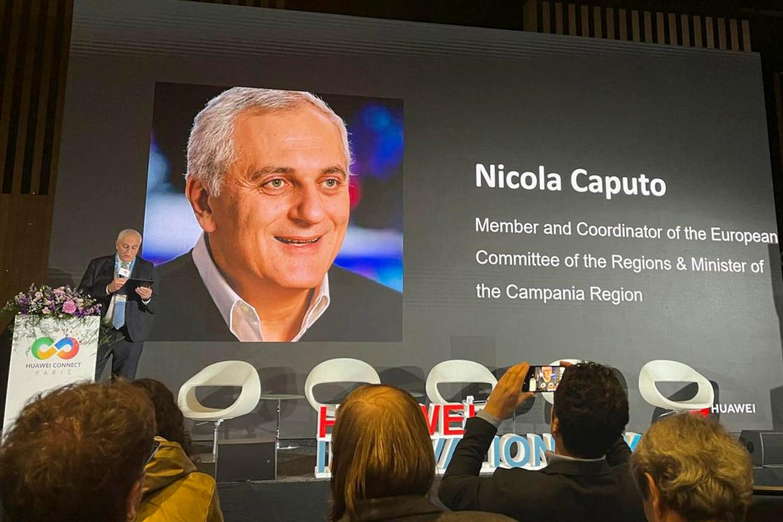 BRUSELAS, 17/11/2024.- Conferencia de Nicola Caputo en el Día de la Innovación: Liberar todo el potencial de la innovación europea. El desarrollo de la inteligencia artificial ética, la identidad digital segura y unas infraestructuras de datos, superordenadores y conectividad mejoradas, son algunos de los ingredientes de la hoja de ruta europea para alcanzar una transformación digital significativa en 2030. EFE/ Amaia Echevarria