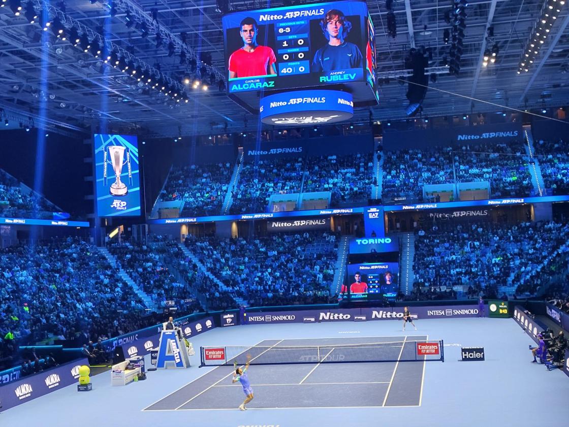 Con una capacidad de quince mil espectadores, las gradas del Inalpi Arena de Turín presentan esta semana un aspecto prácticamente lleno para presenciar las Nitto ATP Finals 2024, que reúnen hasta el 17 de noviembre a los ocho mejores tenistas y parejas del año y donde Lexus ha elevado su vínculo con el tenis en su segundo año como patrocinador del torneo. EFE/Daniel González Mozas
