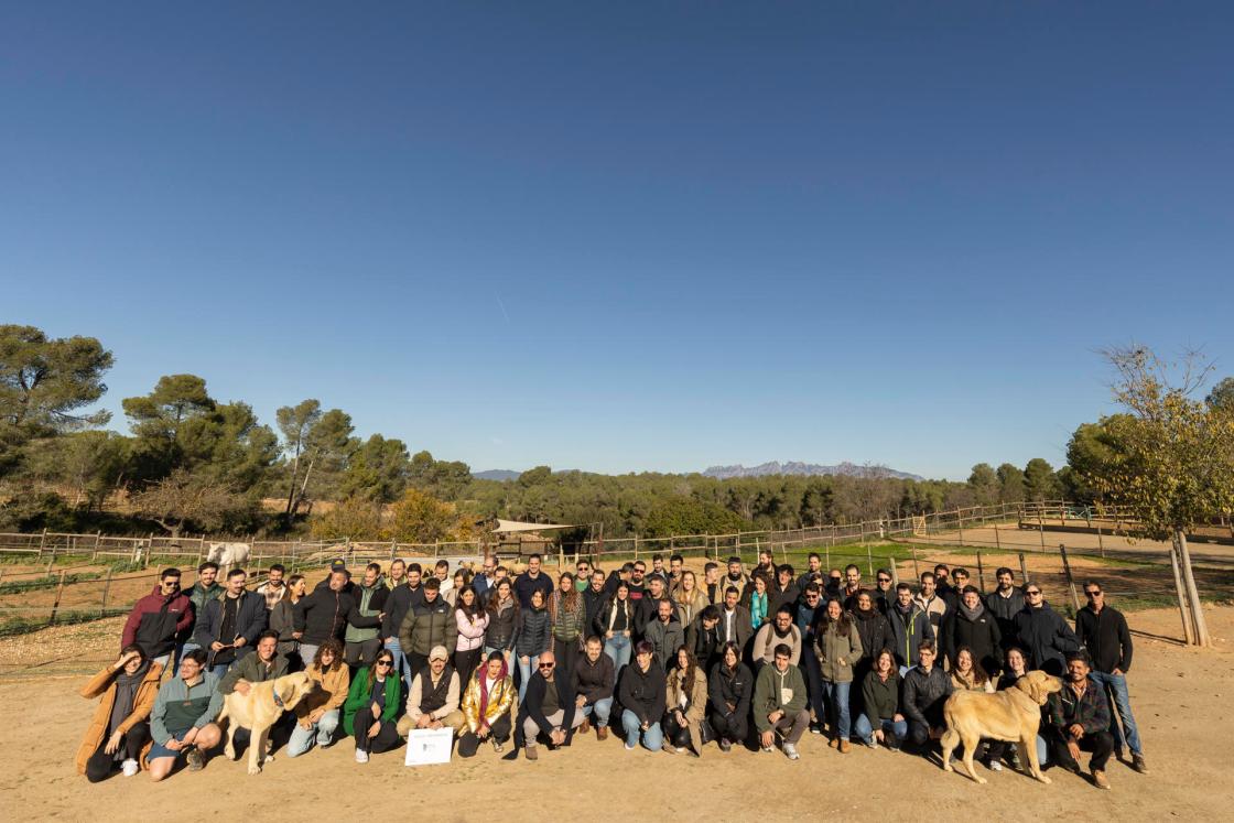 GRAFCAT1511. SANT SADURNÍ D'ANOIA (BARCELONA), 29/11/2024.- Foto de familia d elos participantes en el Encuentro de Jóvenes Talentos del Vino, que organiza el Basque Culinary Center Sant Sadurní d'Anoia (Barcelona), donde se dan cita viticultores, enólogos, sumilleres y emprendedores para reflexionar sobre los desafíos del sector. EFE/Marta Pérez