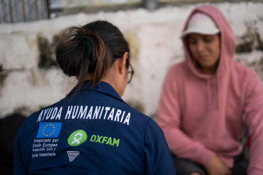 Fotografía cedida por Carlos Zaparolli que muestra una funcionaria de la organización internacional Oxfam hablando con migrantes centroamericanos. EFE/Carlos Zaparolli /SOLO USO EDITORIAL NO VENTAS /SOLO DISPONIBLE PARA ILUSTRAR LA NOTICIA QUE ACOMPAÑA (CRÉDITO OBLIGATORIO)