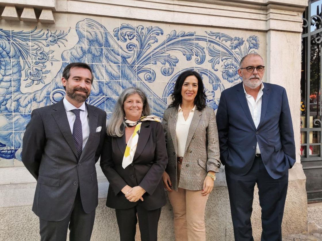 De izquierda a derecha, el director general de Turismo de Extremadura, Jesús Viñuales; la vicepresidenta del ente público portugués Turismo do Centro, Anabela Freitas; la vicepresidenta de la Diputación de Cáceres, Esther Gutiérrez, y el presidente de la Asociación Ibérica de Turismo de Interior (AITI), Miguel Martins, este miércoles en Lisboa durante la presentación del Congreso Mundial de Turismo de Interior. EFE/TURISMO DO CENTRO/CRÉDITO OBLIGATORIO/SOLO PARA USO EDITORIAL