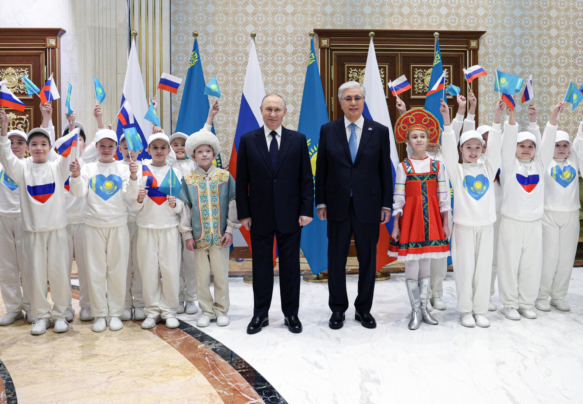 Russian President Vladimir Putin (C) and Kazakh President Kassym-Jomart Tokayev (L) pose for photos during a welcome ceremony at Astana International Airport in Astana, Kazakhstan, on November 27, 2024. The Russian president is on a state visit to Kazakhstan. (Kazakhstan, Russia) EFE/EPA/Gavriil Grigorov / Sputnik / Kremlin Pool
