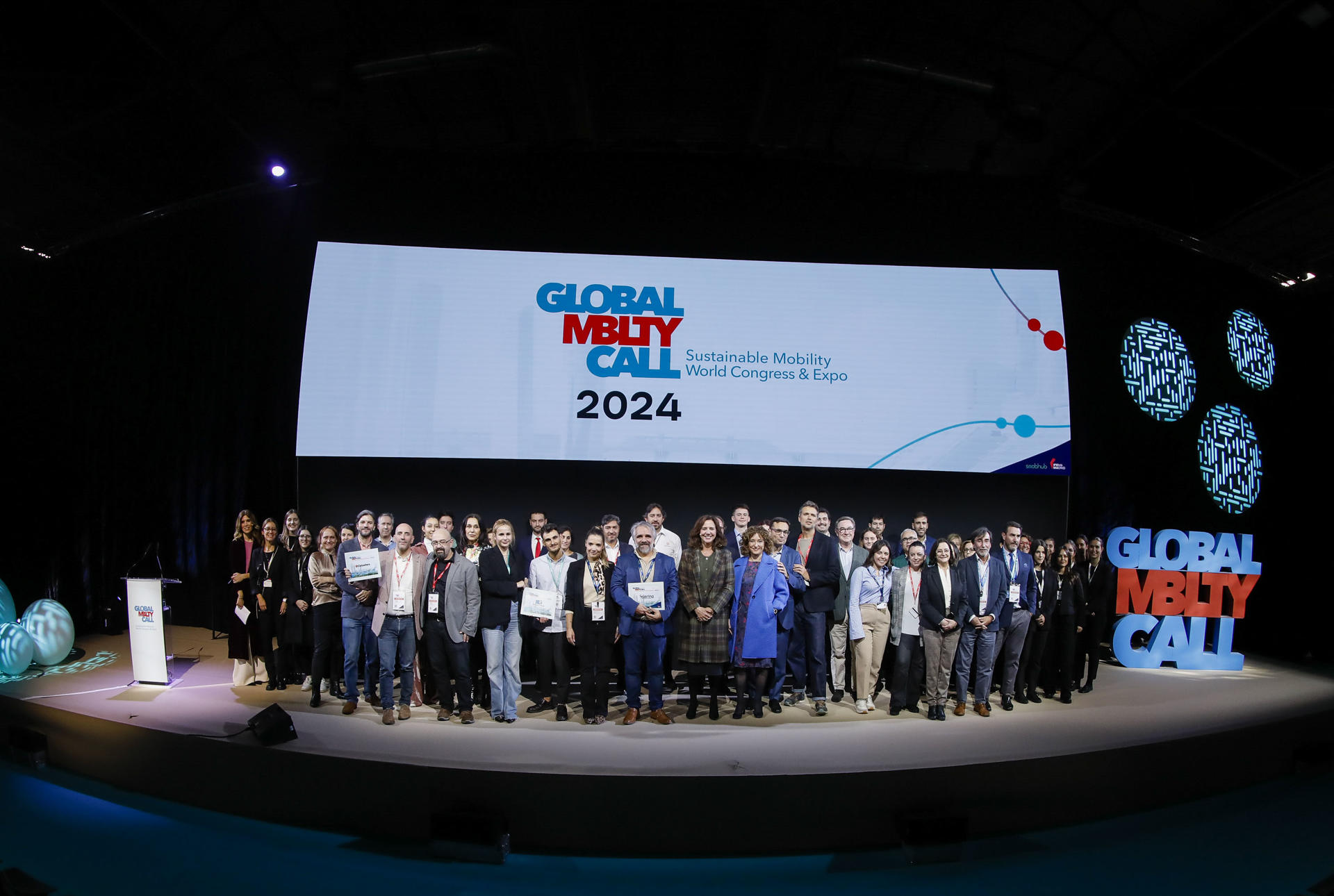 MADRID, 21/11/2024.- Fotografía de familia durante el acto de clausura del "Global Mobility Call", que se ha celebrado este jueves en el recinto de Ifema en Madrid. EFE/David Fernández
