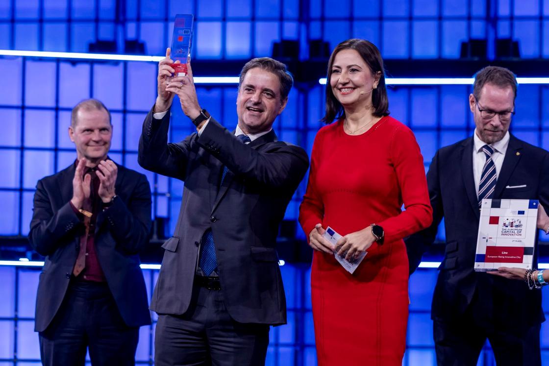 El Alcalde de Braga, Ricardo Rio (2-I), recibe el premio 'Ciudad Innovadora en Ascenso' de la Comisionada Europea para la Innovación, la Investigación, la Cultura, la Educación y la Juventud, Iliana Ivanova (2-D) durante la ceremonia de los 'Premios a la Capital Europea de la Innovación' en la Cumbre Web 2024 en Lisboa, Portugal, el 13 de noviembre de 2024. El Web Summit 2024 se lleva a cabo en Lisboa del 11 al 14 de noviembre bajo el lema 'Donde nacerá el futuro', con la participación de 2,750 startups. (Lisboa) EFE/EPA/JOSE SENA GOULAO