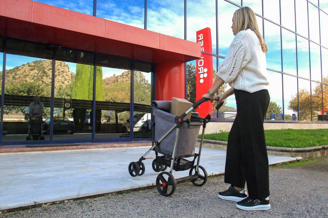 La empresa alicantina Rolser, líder en carros de compra, ha lanzado este miércoles la campaña 'Mejor con Rolser', que busca contribuir con el cuidado del medio ambiente promoviendo un estilo de vida más activo en el día a día a través de elementos que contribuyan al bienestar físico y eviten lesiones, como sus carros ergonómicos. EFE/Morell