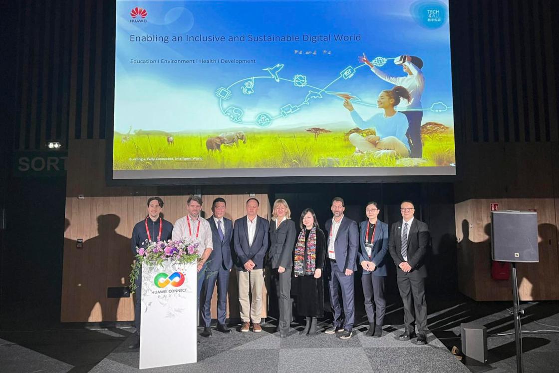 Paris, 16 nov (EFE).- Foto de familia de los participantes en la sesión sobre el proyecto TECH4ALL de Huawei. La integración de tecnologías avanzadas en los sistemas de seguridad es una realidad que está transformando diversos sectores como el ámbito de la detección de incendios, donde el desarrollo de proyectos innovadores está permitiendo una mayor precisión y eficiencia en la identificación y gestión de emergencias. EFE/ Amaia Echevarria