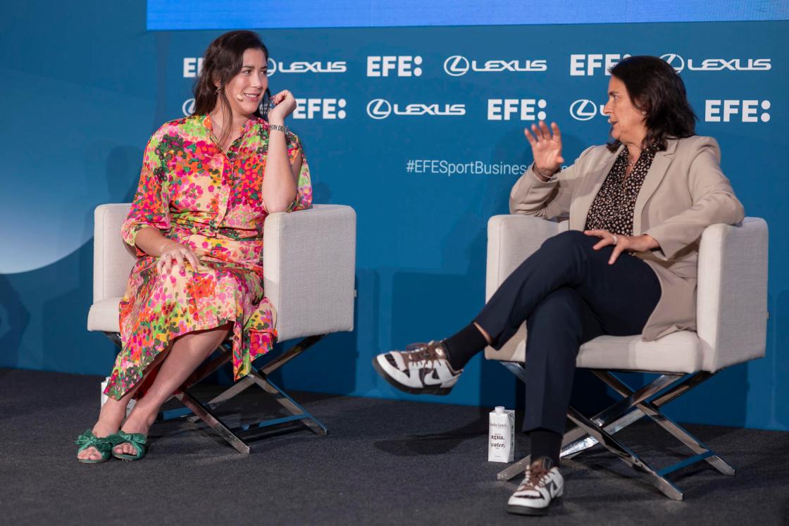 MÁLAGA, 12/11/2024.- La extenista Garbiñe Muguruza (i), y Conchita Martínez (d), directora de las finales de la Billie Jean King Cup, participan en el Foro EFE Sport Business 'Málaga y el turismo deportivo. El modelo de la Billie Jean King Cup', organizado por la Agencia EFE, impulsado por Lexus y celebrado en el Gran Hotel Miramar de la capital malagueña . EFE/ Carlos Diaz 