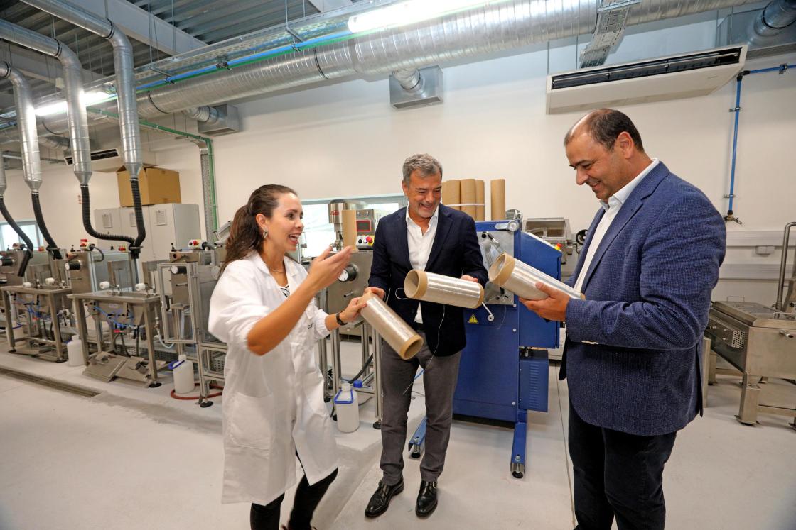 Vila Nova de Famalicão (Portugal).- Carlos Van Zeller (c), consejero ejecutivo de Altri, grupo luso que proyecta construir en Galicia la primera factoría de lyocell de la península Ibérica, observa algunos rollos de lyocell elaborados en el laboratorio experimental de lyocell de la ciudad lusa de Vila Nova de Famalicão. EFE