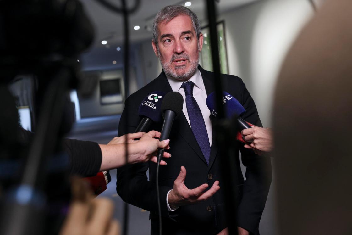 BRUSELAS, 21/11/2024.- El presidente canario, Fernando Clavijo, en declaraciones a los medios tras la reunión mantenida en Bruselas con presidente de la Generalitat, Salvador Illa. EFE/Pablo Garrigós
