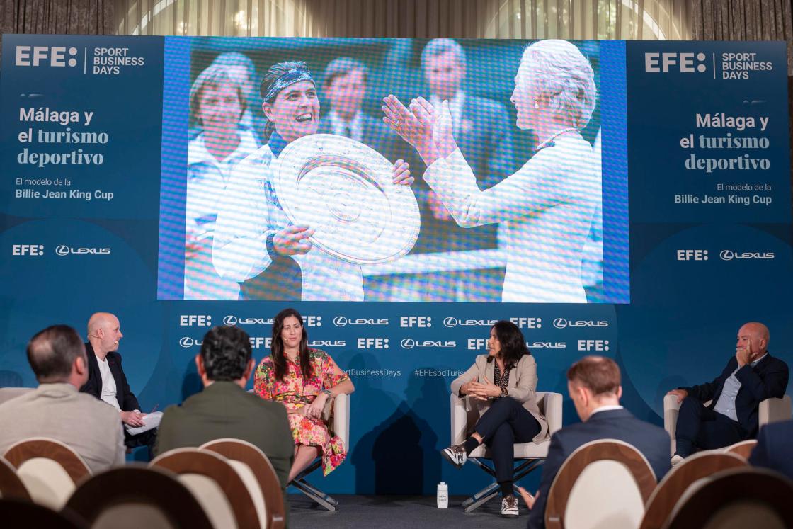 MÁLAGA, 12/11/2024.- La extenista Garbiñe Muguruza (2i), Conchita Martínez (2d), directora de las finales de la Billie Jean King Cup, Antonio Jesús López Nieto(d), presidente de Unicaja Baloncesto y Luis Villarejo (i), director de Deportes de la Agencia Efe, participan en el Foro EFE Sport Business 'Málaga y el turismo deportivo. El modelo de la Billie Jean King Cup', organizado por la Agencia EFE, impulsado por Lexus y celebrado en el Gran Hotel Miramar de la capital malagueña . EFE/ Carlos Diaz 