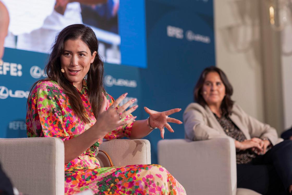 MÁLAGA, 12/11/2024.- La extenista Garbiñe Muguruza (i), y Conchita Martínez (d), directora de las finales de la Billie Jean King Cup, participan en el Foro EFE Sport Business 'Málaga y el turismo deportivo. El modelo de la Billie Jean King Cup', organizado por la Agencia EFE, impulsado por Lexus y celebrado en el Gran Hotel Miramar de la capital malagueña . EFE/ Carlos Diaz