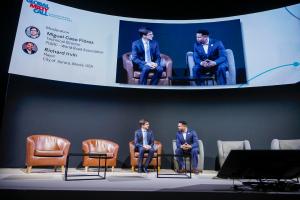 MADRID, 20/11/2024.-Richard Irvin, Alcalde de Aurora (Illinois. USA), interviene en el conversatorio "Planificando la movilidad de los ciudadanos en las ciudades del futuro" junto a Miguel Caso Florez, Director Técnico PIARC - WORLD ROAD ASSOCIATION, en la segunda jornada del "Global Mobility Call", que se celebra hasta el próximo 21 de noviembre en el recinto de Ifema, en Madrid. EFE/ David Fernández