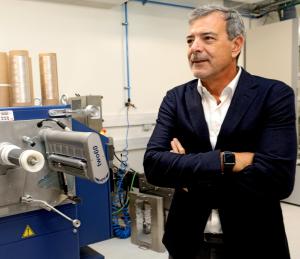 Vila Nova de Famalicão (Portugal).- Carlos Van Zeller, consejero ejecutivo de Altri, grupo luso que proyecta construir en Galicia la primera factoría de lyocell de la península Ibérica, en el laboratorio experimental de lyocell en el que trabajan en la ciudad lusa de Vila Nova de Famalicão.