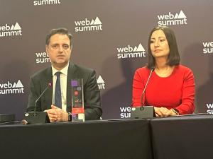 El alcade de Braga, Ricardo Rio, (izda) junto a la comisaria europea de Innovación, Iliana Ivanova, durante una rueda de prensa en la Web Summit de Lisboa. Rio dijo en una entrevista con EFE tras recibir el premio a la Ciudad Europea Más Innovadora que "el modelo de gobernanza" ha sido una de las grandes ventajas competitivas por las han recibido este galardón. EFE/Susana Samhan.