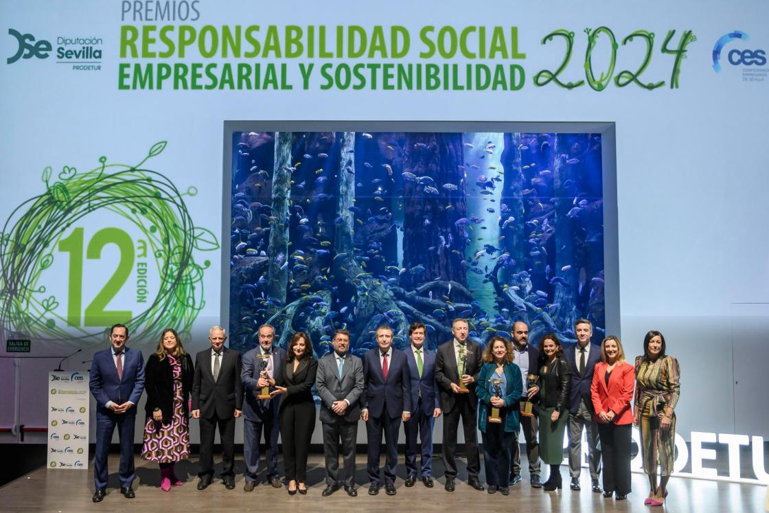 SEVILLA. 20/11/2024. - Fotografía de familia de la duodécima edición de los Premios Responsabilidad Social empresarial y sostenibilidad, organizados por Diputación de Sevilla y la Confederación de Empresarios de Sevilla, y que se han otorgado en la Capital andaluza. EFE/ Raúl Caro.