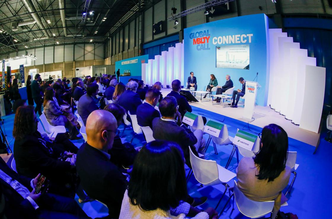 MADRID, 20/11/2024.- Vista de la mesa "IA para Todos: Movilidad Inclusiva a través de Soluciones Inteligentes" hoy, 20 de noviembre de 2024, durante una conferencia en la segunda jornada del "Global Mobility Call", que se celebra hasta el próximo 21 de noviembre en el recinto de IFEMA Madrid. EFE/David Fernández