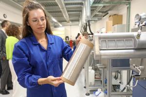 Una de las investigadoras del laboratorio experimental para la fabricación de Lyocell en el CITEVE de Vila Nova de Famalicão (Portugal), muestra una bobina de lyocell obtenida a partir de la madera de eucalipto./Carlos García
