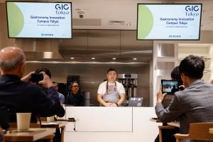 TOKIO (JAPÓN), 07/11/2024.- Rocky Sawada, responsable de la sección de Alimentación en Tokyo Tatemono, da una rueda de prensa en el marco de la presentación del Gastronomy Innovation Campus (GIC) Tokyo por parte del Basque Culinary Center (BCC) y la empresa japonesa Tokyo Tatemono. EFE/ Rodrigo Reyes Marín