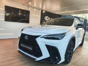 Además de ceder una flota de 50 vehículos para el transporte de jugadores y personalidades VIP,Lexus ha expuesto en los aledaños del recinto algunos de sus modelos europeos más emblemáticos. EFE/Daniel González Mozas