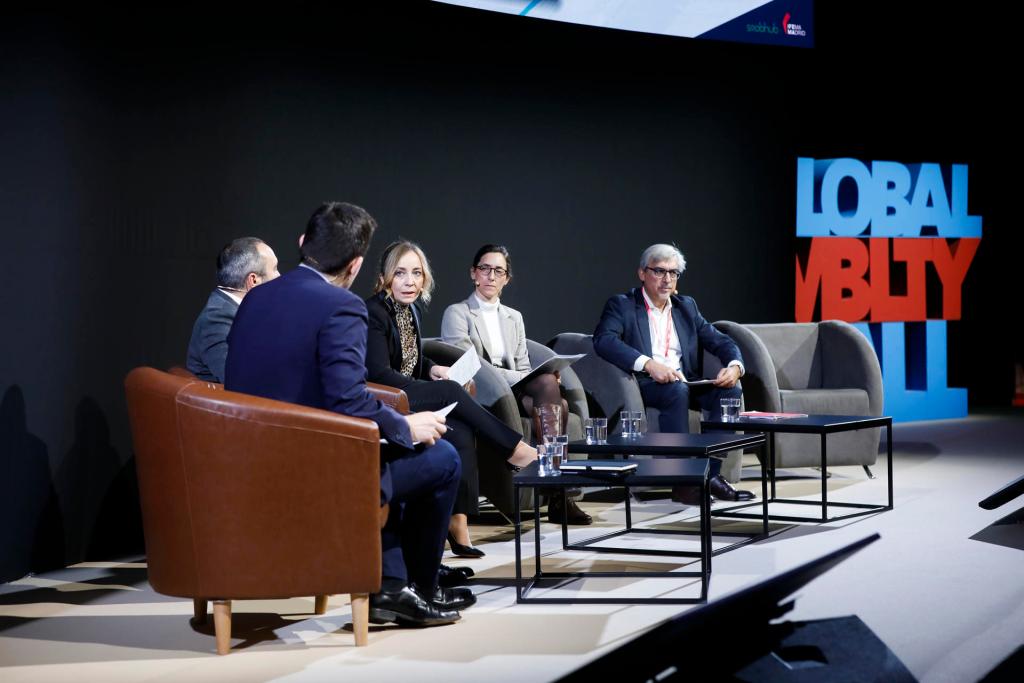 MADRID, 20 Noviembre 2024 (EFE). Vista de la mesa "Impulsando el Futuro Eléctrico: Soluciones en tiempos de incertidumbre" de la segunda jornada del "Global Mobility Call", que se celebra hasta el próximo 21 de noviembre en el recinto de Ifema, en Madrid. EFE/David Fernández 