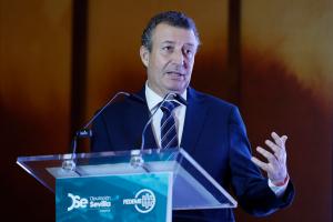 GRAFAND4510. SEVILLA, 12/11/2024.-El presidente de la Diputación de Sevilla, Francisco Javier Fernández de los Ríos Torres, durante su intervención en la jornada ‘Estudio sobre el sector defensa en Sevilla y su provincia’, que ha presentado este martes la Diputación sevillana y en el que se refleja que la industria de Defensa genera empleo en la provincia de Sevilla para más de 15.000 personas, que trabajan en 79 empresas distintas. EFE/José Manuel Vidal