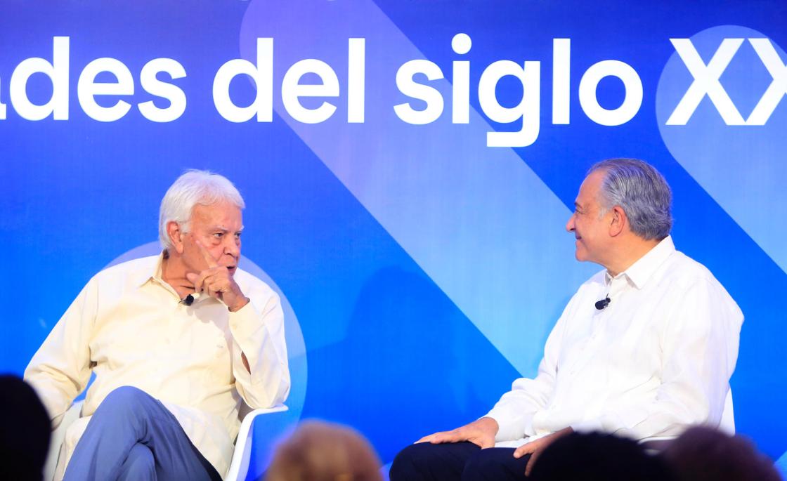 El expresidente del Gobierno español Felipe González (i) y el exvicepresidente de Colombia Óscar Naranjo, hablan durante el conversatorio 'La Educación como clave de las sociedades del siglo XXI' organizado por la UNIR la Universidad en Internet en Cartagena (Colombia). EFE/ Ricardo Maldonado Rozo 