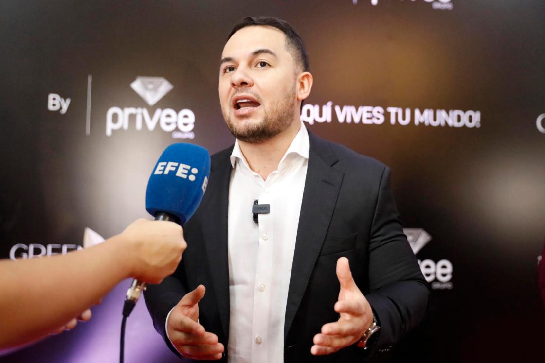 El alcalde de Sabaneta, Alder Cruz, habla durante una entrevista con EFE en Sabaneta (Colombia). EFE/Juan Diego López 