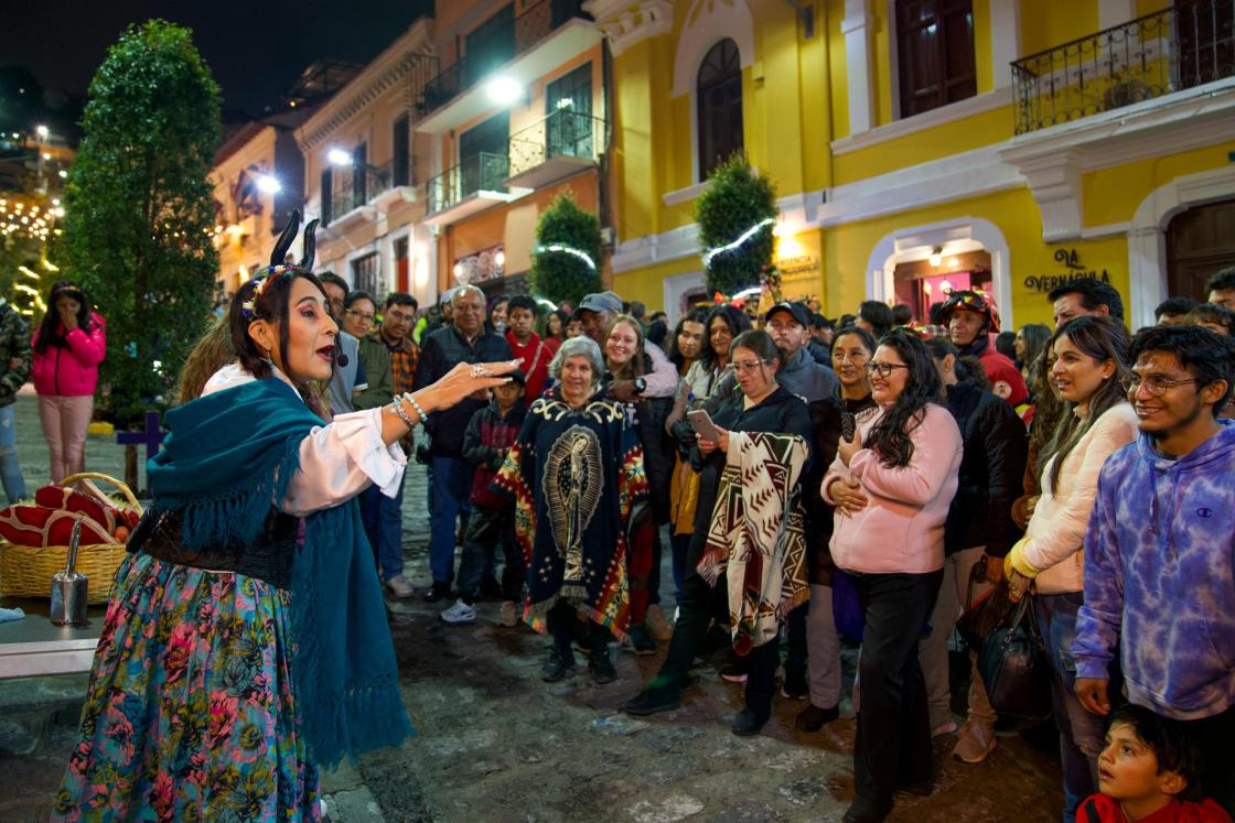 Personas participan en celebraciones del Día de los Fieles Difuntos, en Quito (Ecuador). EFE/Vicente Costales