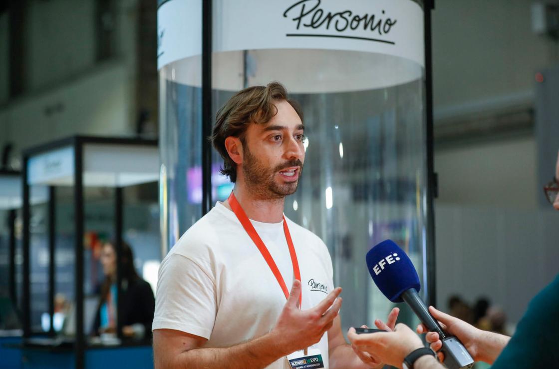 MADRID, 07/11/2024.- El manager de marketing de "Personio", Carlos Arribas, conversa con la agencia EFE este jueves en el contexto de la Feria "Accountex España 2024" celebrada en el recinto ferial de Ifema entre los días 06 y 07 de Noviembre, en Madrid. EFE/David Fernández