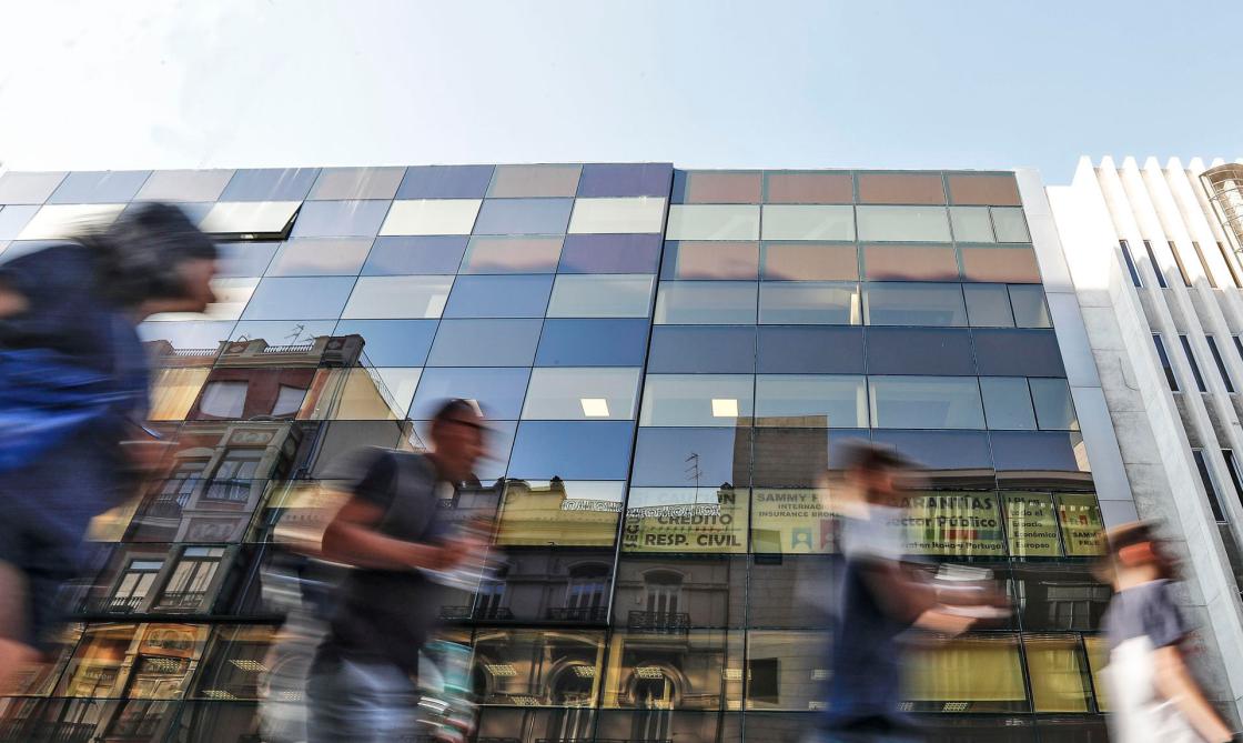 Imagen de archivo del edificio de un edificio de oficinas en Valencia. EFE/Manuel Bruque.