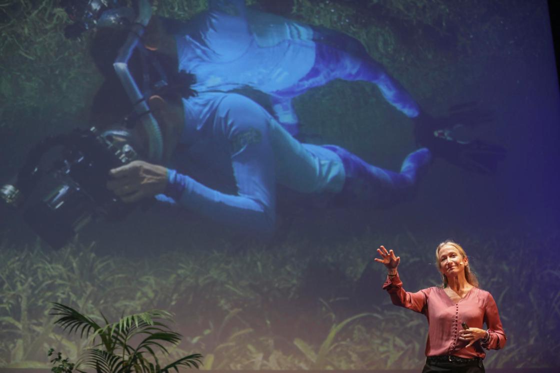 CÁDIZ, 20/11/2024.-La activista ambiental, cineasta, exploradora y defensora de la protección de los océanos Celine Cousteau, nieta del oceanógrafo Jacques Cousteau, durante su intervención este miércoles en la apertura del Blue Zone Forum-Innovazul 2024, encuentro sobre economía azul promovido por la Zona Franca y la Universidad de Cádiz.EFE/Román Ríos.