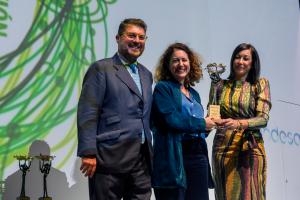 SEVILLA, 21/11/2024.- Blanca Hernández (c), fundadora y presidenta tuTECHÔ, recibe de manos del presidente de la Comisión de RSES de la CES, José Juan Bocarando (i) y la diputada de Cohesión Territorial de Diputación de Sevilla, María Teresa Jiménez (d), el premio a la mejor iniciativa en la XII edición de los Premios Responsabilidad Social empresarial y sostenibilidad, organizados por Diputación y la Confederación de Empresarios de Sevilla, y que se han otorgado en la Capital andaluza. EFE/ Raúl Caro