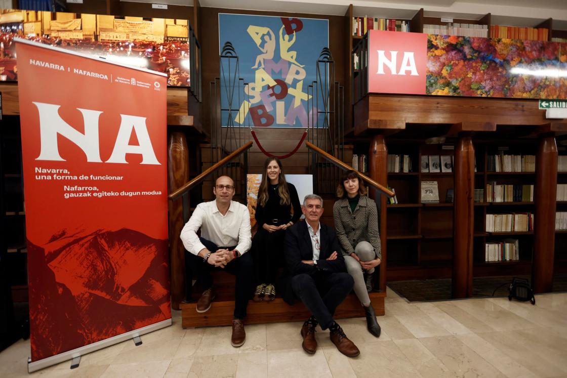 GRAFCAV470. PAMPLONA, 08/11/2024.- Laura Juampérez (d), directora de Comunicación de NICDO, Jorge Aguirre (i), director gerente del Instituto Navarro del Deporte y de la Actividad Física (INDAF) y Sandra Muñoz (2i), subdirectora del INDAF posan en el fondo de Publicaciones del Gobierno de Navarra donde en una entrevista con EFE han hablado sobre las actividades deportivas para todas las personas con independencia de su edad, la situación administrativa o grado de discapacidad y una oferta cultural de calidad que son algunas de las señas de identidad de la 'marca Navarra' con la que la Comunidad Foral quiere presentarse en el resto de España y en el ámbito internacional. EFE/ Jesús Diges