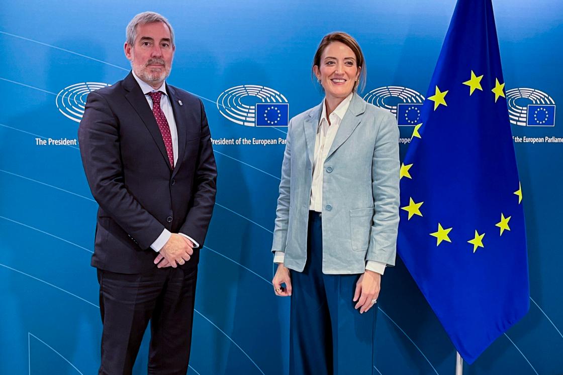 BRUSELAS (BÉLGICA), 20/11/2024.- La presidenta del Parlamento Europeo, Roberta Metsola, y el presidente del Gobierno de Canarias, Fernando Clavijo, se reúnen para debatir sobre la crisis migratoria canaria y los menores no acompañados, este miércoles, en el Parlamento Europeo. EFE/Sara Morato Núñez