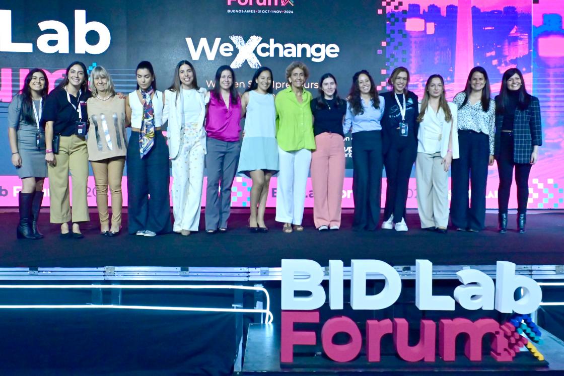 Participantes del panel WeXchange STEMpreneurs, posan durante la segunda jornada del BID Lab Forum, en Buenos Aires (Argentina). EFE/Matias Martin Campaya