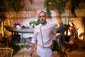 SANTO DOMINGO, 22/11/2024.-Fernando Palacio, chef de BCC Innovation, posa durante la presentación del Plan Estratégico de Turismo Gastronómico Sostenible, en la Ciudad Colonial de Santo Domingo (República Dominicana). República Dominicana ha lanzado un ambicioso proyecto a seis años con el que espera convertirse en el referente gastronómico de la región del Caribe hacia el año 2030, con base en su diversidad, calidad, consciencia, sostenibilidad y contribución. EFE/Orlando Barría