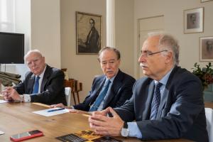 MADRID, 24/11/2024.- (De izq a der) El presidente de la Real Academia Nacional de Medicina de España, Eduardo Díaz-Rubio; el presidente de la Fundación Gregorio Marañón, Gregorio Marañón y Bertrán de Lis; y el director del Centro de Estudios, Fernando Bandrés, durante un encuentro con EFE con motivo de la conmemoración de la Semana Marañón. EFE/ Fernando Villar