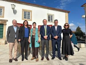 Foto de familia de representantes de Turismo Cnetor, Turismo Norte y de la Junta de Castilla y León. La directora de Promoción de Turismo do Centro de Portugal, Silvia Ribau (2i), la alcaldesa de Miranda do Douro (3i), Helena Barril, y el director general de Turismo de Castilla y León, Ángel González Pieras (4i)/ Fotos cedidas por Turismo Centro.