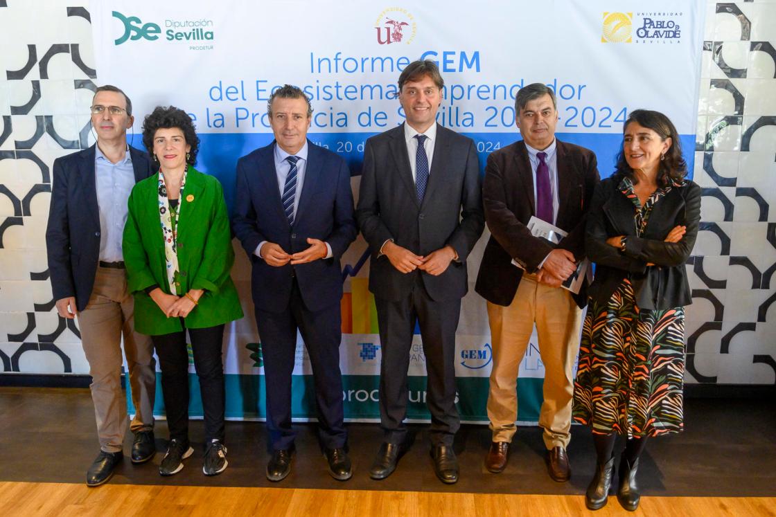 SEVILLA. 20/11/2024. - El presidente de la Diputación Provincial de Sevilla, Javier Fernández (3i), el vicerrector de Transferencia del Conocimiento de la Universidad de Sevilla, Manuel Felipe Rosa (2d), el rector de la Universidad Pablo de Olavide, Francisco Oliva (3d), y la vicerrectora, Amapola Povedano (2i), Carmen Cabello (d), del Departamento de Organización de Empresas y Marketing de la Universidad Pablo de Olavide, y Francisco Liñán (i), del Departamento de Emprendimiento de la Universidad de Sevilla, en la foto de familia de la presentación del informe más completo sobre emprendimiento en Sevilla, el 'Informe GEM 2023-2024, Observatorio del Ecosistema Emprendedor de la Provincia de Sevilla. EFE/ Raúl Caro.
