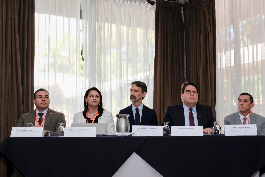Desde la izquierda, el director del Instituto Costarricense sobre Drogas, Fernando Ramírez; la vicepresidenta de la Corte Suprema de Justicia de Costa Rica, Damaris Vargas; el embajador de la Unión Europea en Costa Rica, Pierre-Louis Lempereur; el magistrado de la Sala III de Casación Penal y rector de Justicia Restaurativa del Poder Judicial de Costa Rica, Gerardo Rubén Alfaro, y el director del Instituto sobre Alcoholismo y Farmacodependencia (IAFA) de Costa Rica, Oswaldo Aguirre, en San José (Costa Rica). EFE/ Jeffrey Arguedas