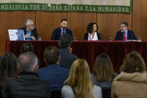 SEVILLA. 10/12/2024. - El director de EFE Salud, Javier Tovar (i), el Jefe del Servicio de Oncología Radioterápica del Hospital Universitario Virgen Macarena de Sevilla, Carlos Migues (2i, la Oncóloga médica del Comité Multidisciplinar de Uro-Oncología del Hospital Universitario Nuestra Señora de Valme de Sevilla, Eva Fernández (2d), y el director de la Unidad Clínica Urología-Nefrología del Hospital Virgen del Rocío de Sevilla, Rafael Medina (d), en una de las mesas de la jornada de EFE Fórum "Tiempo y cáncer de próstata en Andalucía: por un diagnóstico precoz"; un encuentro informativo en el que expertos y autoridades públicas de la salud abordarán la importancia de adelantarse en el diagnóstico del cáncer de próstata y de garantizar una buena calidad de vida para los pacientes y sus familiares EFE/ Raúl Caro.