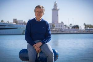 MÁLAGA, 18/12/2024.- Elisardo Sánchez, presidente de la naviera boutique malagueña Alma Cruceros, posa en la terminal del palmeral del Puerto de Málaga. Alma Cruceros potencia su expansión internacional de cara a su gran estreno en abril de 2025 y ya ha abierto mercado en todos los países latinoamericanos, así como en Estados Unidos, con acuerdos comerciales con numerosos touroperadores, operadores del sector y agencias minoristas. EFE/Álvaro Cabrera
