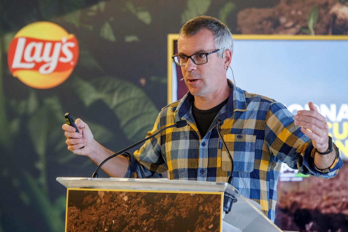 BURGOS, 03/12/2024.- Conferencia de Francesc Font, fundador de The Regen Academy, en la I Jornada de Agricultura Sostenible organizada por Pepsico. EFE/Santi Otero