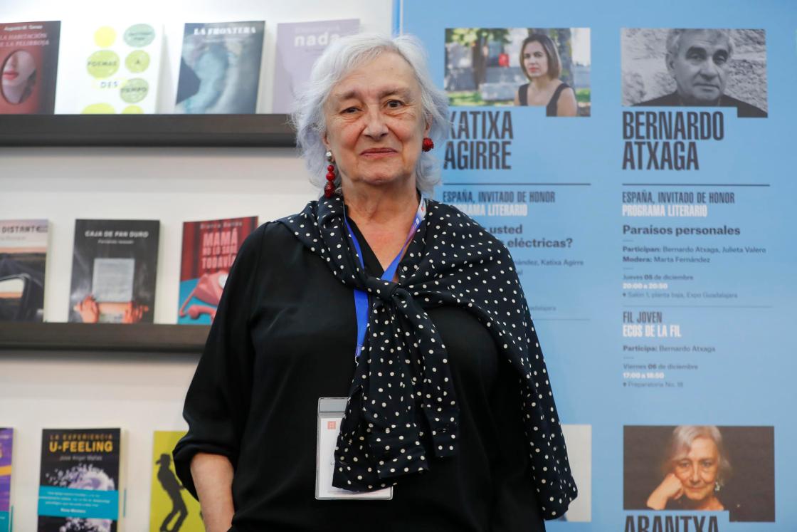 La escritora española, Arantxa Urretabizkaia, posa al término de una entrevista con EFE en el marco de la 38 edición de la Feria Internacional del Libro de Guadalajara (FIL), Jalisco (México). EFE/ Francisco Guasco 