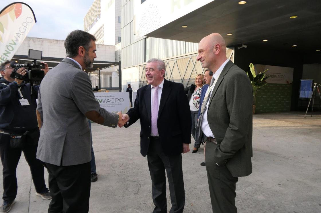 El consejero de Agricultura, Pesca, Agua y Desarrollo Rural de la Junta de Andalucía, Ramón Fernández-Pacheco (i), saluda al comisario saliente europeo de Agricultura, Janusz Czeslaw Wojcienchowski (c) junto al director de Planificación Estratégica de Fertinagro, Sergio Atares (d)./FOTOGRAFÍA CEDIDA POR LA ORGANIZACIÓN