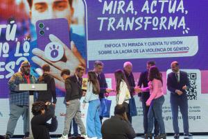 SEVILLA. 17/12/2024. - Un momento de la gala de entrega de los premios 'Y tú, ¿cómo lo ves?´ que se ha celebrado hoy martes en Sevilla, en los que alumnado de Secundaria han presentado vídeos en formato vertical realizados con un teléfono móvil, con una duración máxima de un minuto sobre la lucha contra la violencia de género y la igualdad entre mujeres y hombres, organizado por la Subdelegación del Gobierno en Sevilla. EFE/ Raúl Caro.