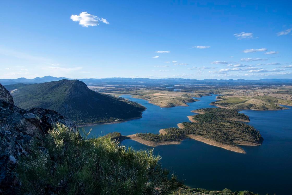 La Diputación de Badajoz, el Centro de Desarrollo Rural (CEDER) de La Siberia y la planta embotelladora de Nestlé Aquarel han renovado este jueves su acuerdo de colaboración para potenciar la conservación y promoción de la Reserva de la Biosfera La Siberia, en Extremadura, así como la investigación en el ahorro, el uso y la gestión eficiente del agua en estos espacios. EFE/Nestlé/IMAGEN CEDIDA/CRÉDITO OBLIGATORIO